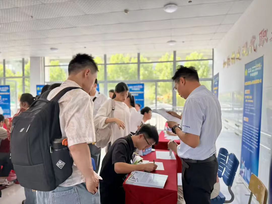 图为招聘会现场 图为招聘会现场