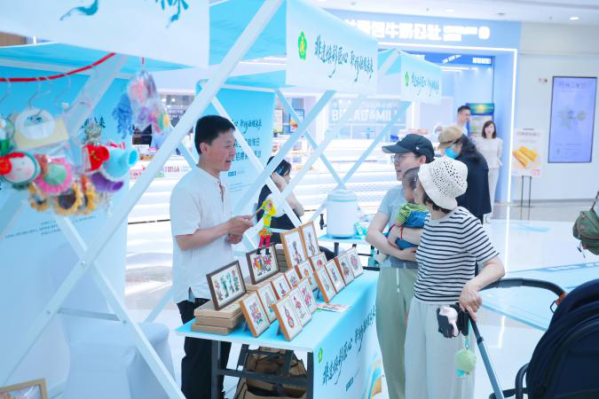 图为非遗文创展销区 图为非遗文创展销区
