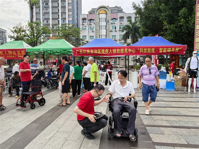 图为残疾人体验智能轮椅 图为残疾人体验智能轮椅