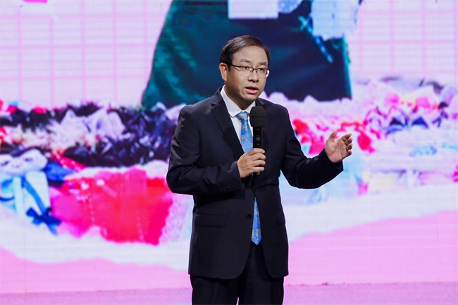 图为黄伟宣讲 图为黄伟宣讲