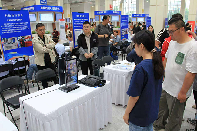 图为科技助残项目展示 图为科技助残项目展示