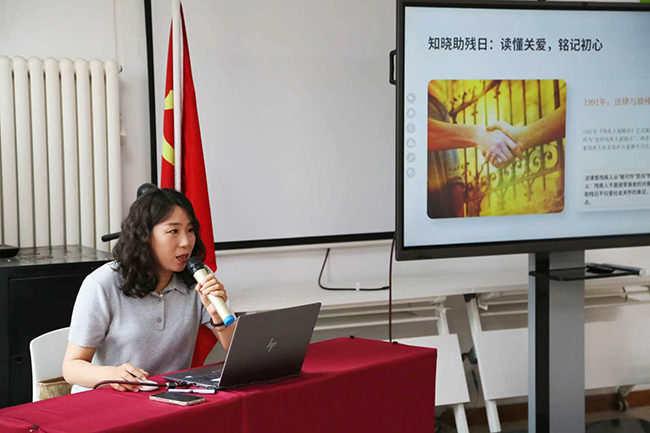 图为律师讲解涉残法律法规 图为律师讲解涉残法律法规