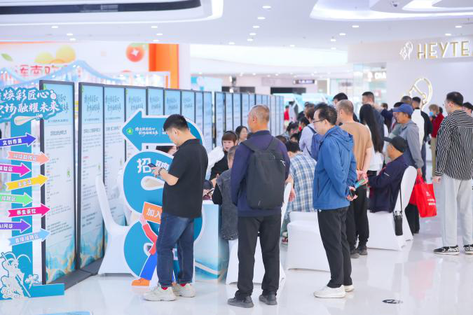图为残疾人就业招聘活动现场 图为残疾人就业招聘活动现场