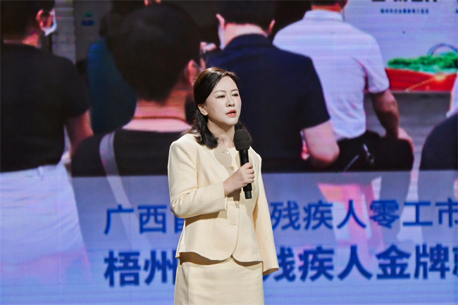 图为毛小林宣讲 图为毛小林宣讲