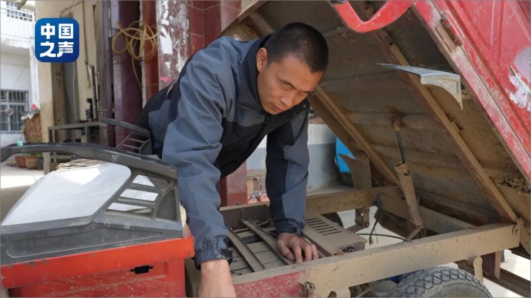 图为李喜柱修电动三轮车 图为李喜柱修电动三轮车