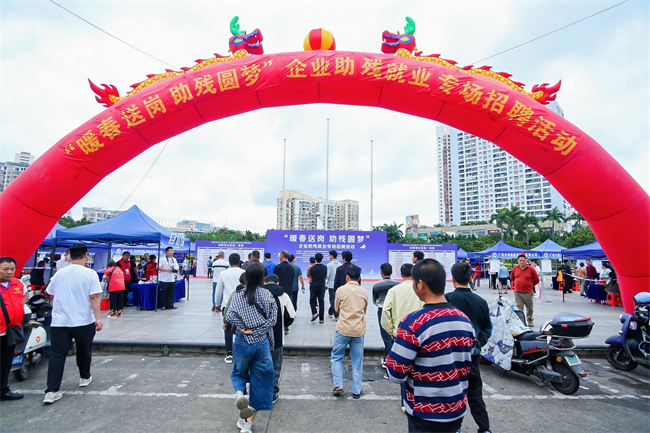 图为招聘活动现场 图为招聘活动现场