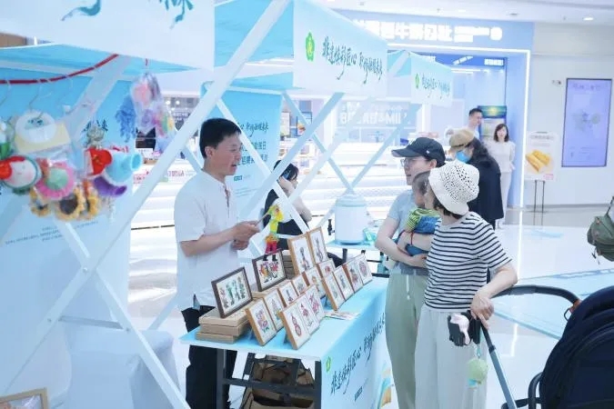 图为非遗文创展销区