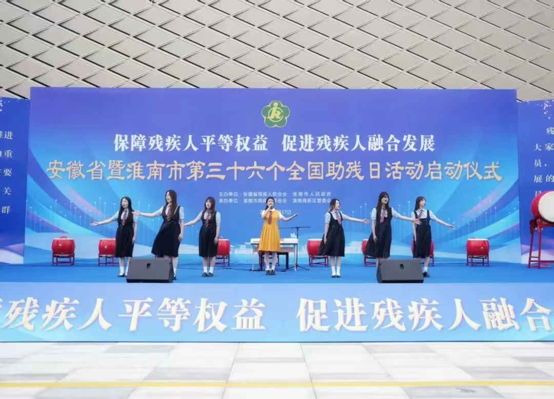 图为郁晓楠(盲人)与同学们共同演唱《花开中国 图为郁晓楠(盲人)与同学们共同演唱《花开中国