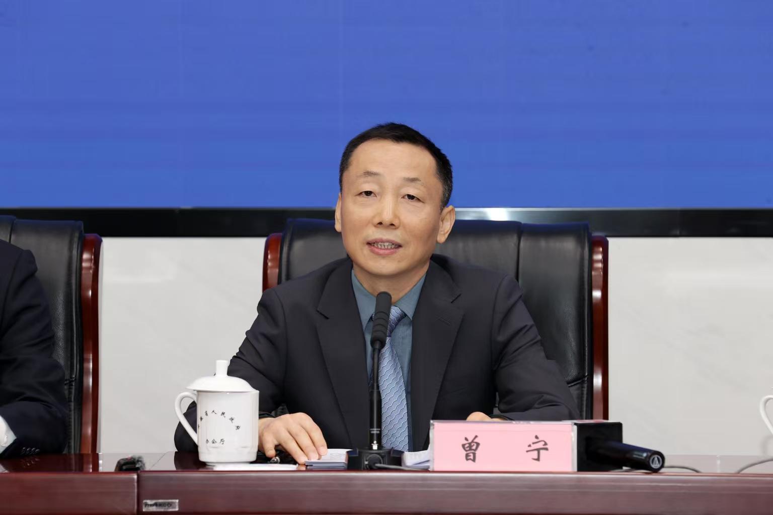 图为省残联党组成员 曾宁