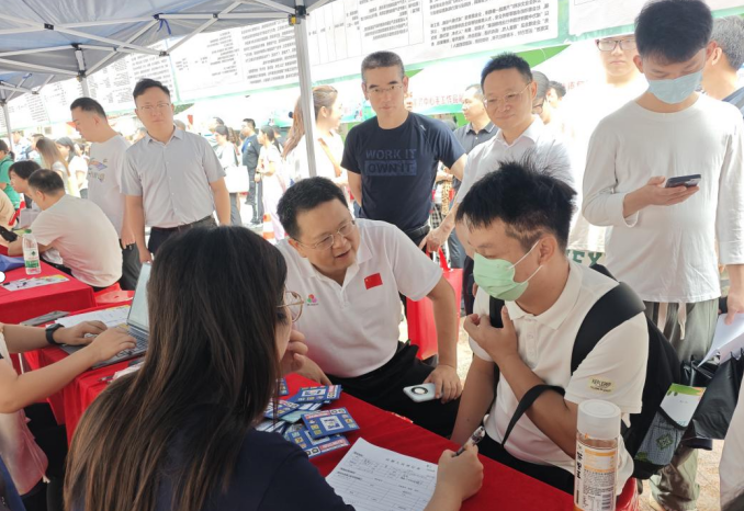 图为招聘会现场了解残疾人的就业意向与实际困难