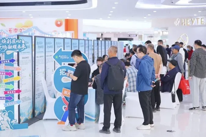 图为残疾人就业招聘活动现场