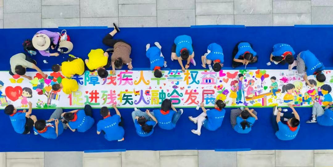 图为淮南市的小朋友们正在主题长卷上作画 图为淮南市的小朋友们正在主题长卷上作画