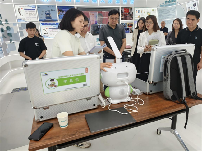 图为企业工作人员向评审专家现场讲解产品功能、技术特点及应用情况 图为企业工作人员向评审专家现场讲解产品功能、技术特点及应用情况