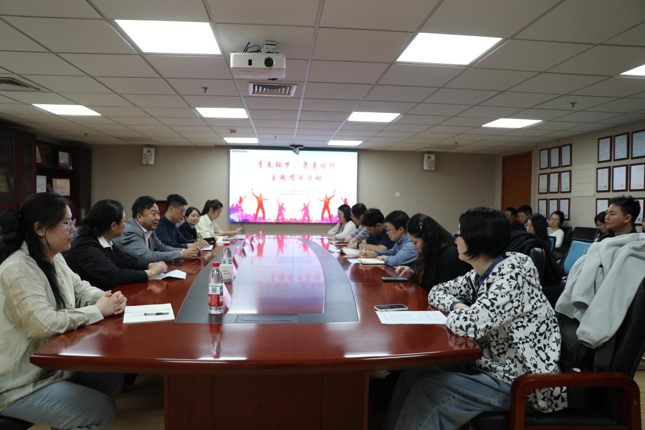 图为参观辅助器具展厅 图为参观辅助器具展厅