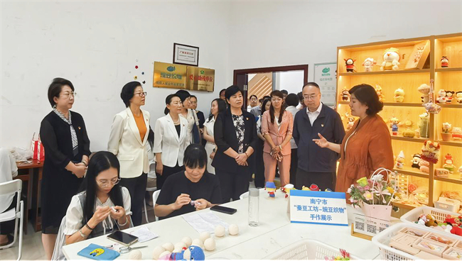 图为参观南宁市残疾人活动中心“蚕豆工坊—豌豆织物”就业实训间 图为参观南宁市残疾人活动中心“蚕豆工坊—豌豆织物”就业实训间