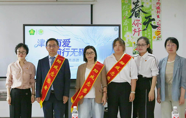 图为为助残志愿者佩戴绶带 图为为助残志愿者佩戴绶带