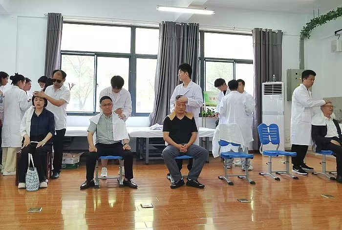 图为爱心企业和社会人士体验我校按摩专业服务 图为爱心企业和社会人士体验我校按摩专业服务