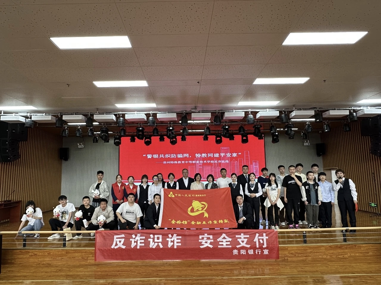 图为现场合影 图为现场合影