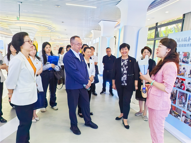 图为参观辅具中心辅具展示厅 图为参观辅具中心辅具展示厅