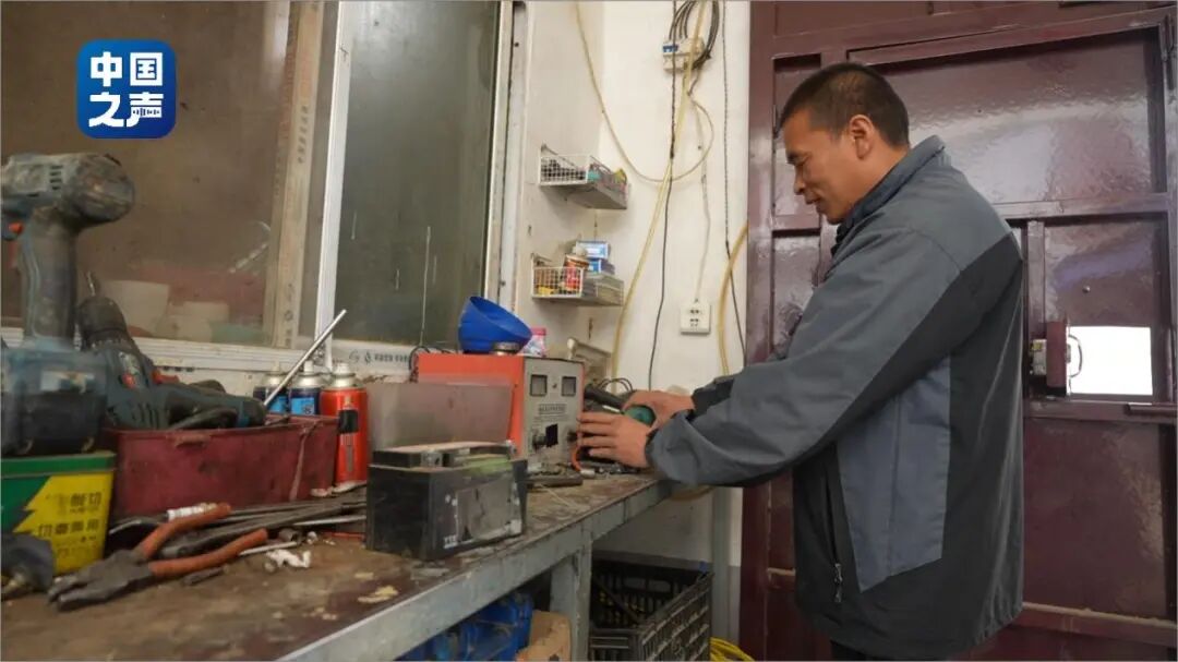 图为李喜柱在整理工作台上的零件 图为李喜柱在整理工作台上的零件