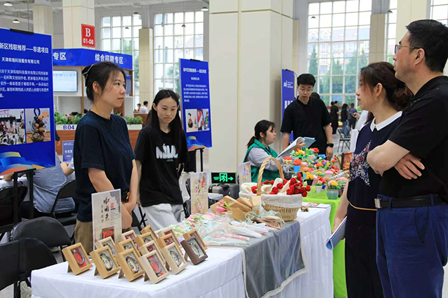图为残疾人技能展示区 图为残疾人技能展示区