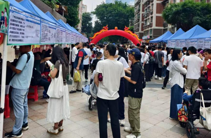 图为招聘会现场
