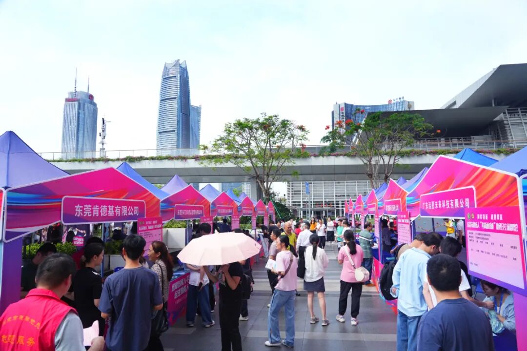 图为“约岗面对面”残疾人专场招聘区 图为“约岗面对面”残疾人专场招聘区
