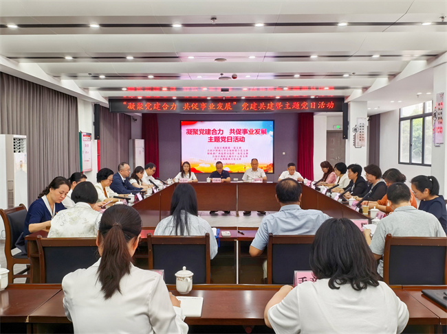 图为座谈会现场 图为座谈会现场