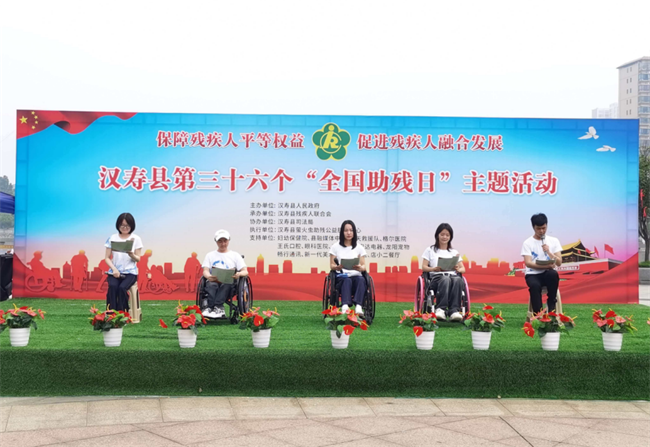 图为活动现场 图为活动现场