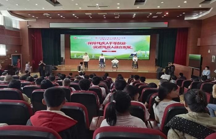 图为爱心捐赠前暖场演出 图为爱心捐赠前暖场演出