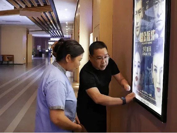 图为倪云海正在手把手教员工如何把细节做到位 图为倪云海正在手把手教员工如何把细节做到位