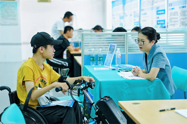 图为残疾人求职现场