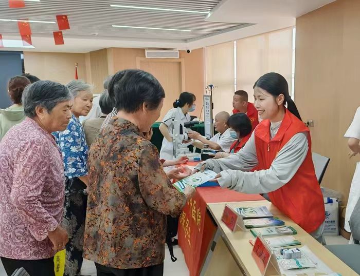 图为发放眼健康宣传资料 图为发放眼健康宣传资料