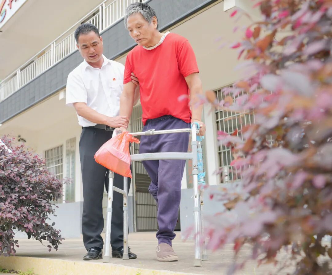 兰荣斌（左）.jpg