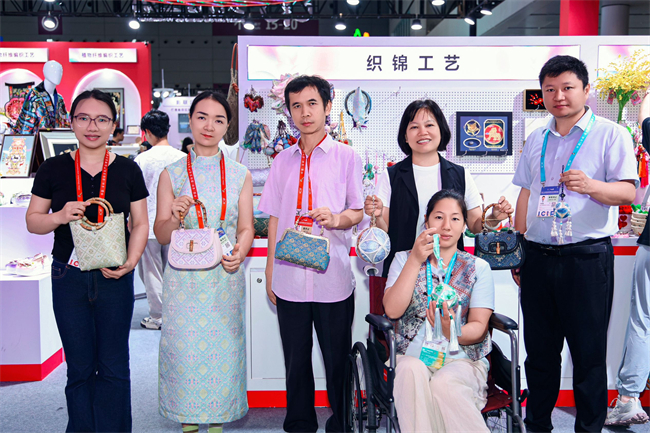 图为参展企业代表与工作人员合影 图为参展企业代表与工作人员合影