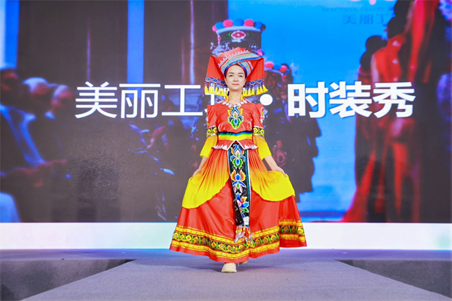 图为“美丽追梦人”广西残疾妇女代表尹小娟展示壮锦服饰 图为“美丽追梦人”广西残疾妇女代表尹小娟展示壮锦服饰