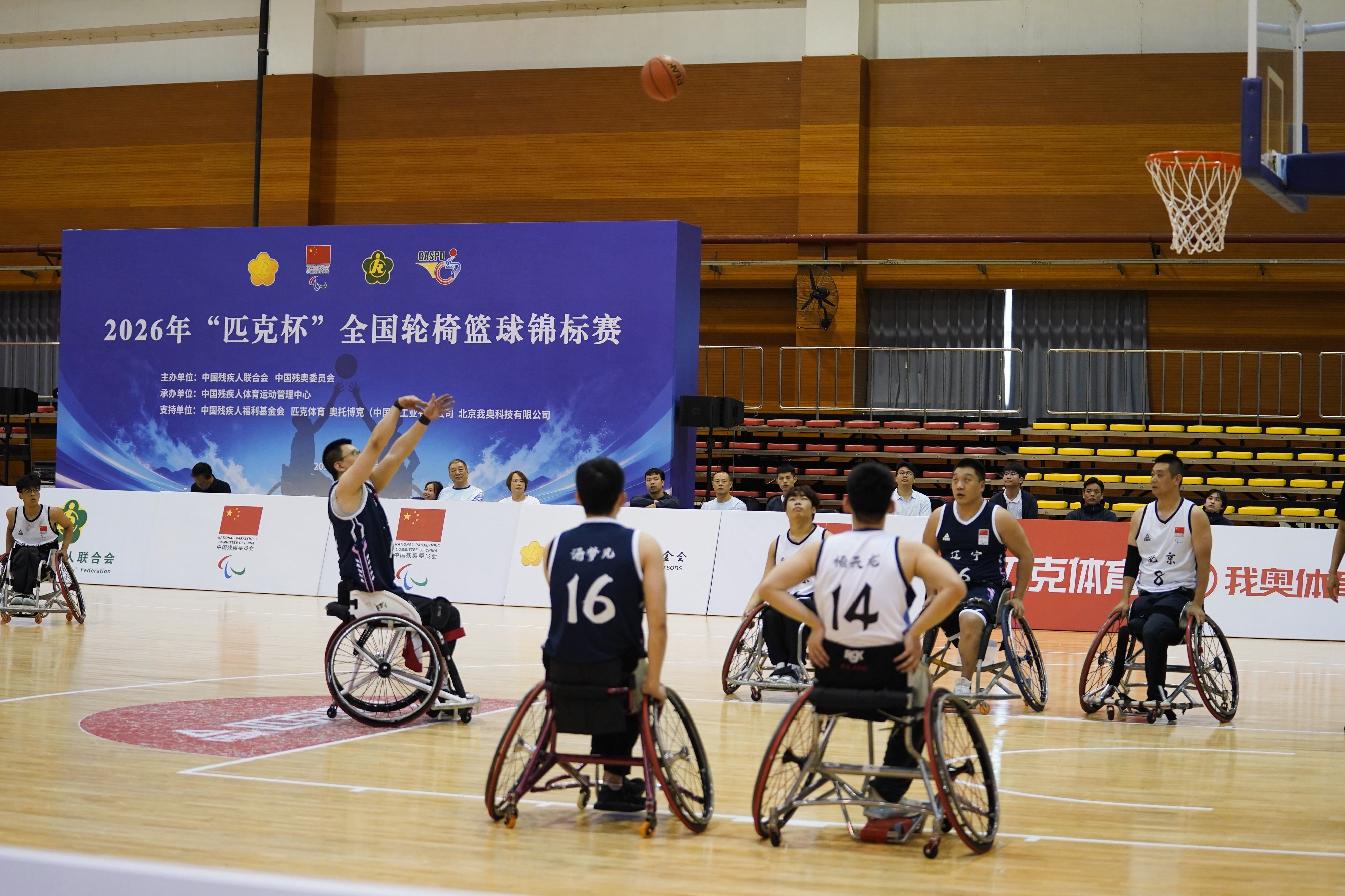 图为轮椅篮球男队比赛现场 图为轮椅篮球男队比赛现场