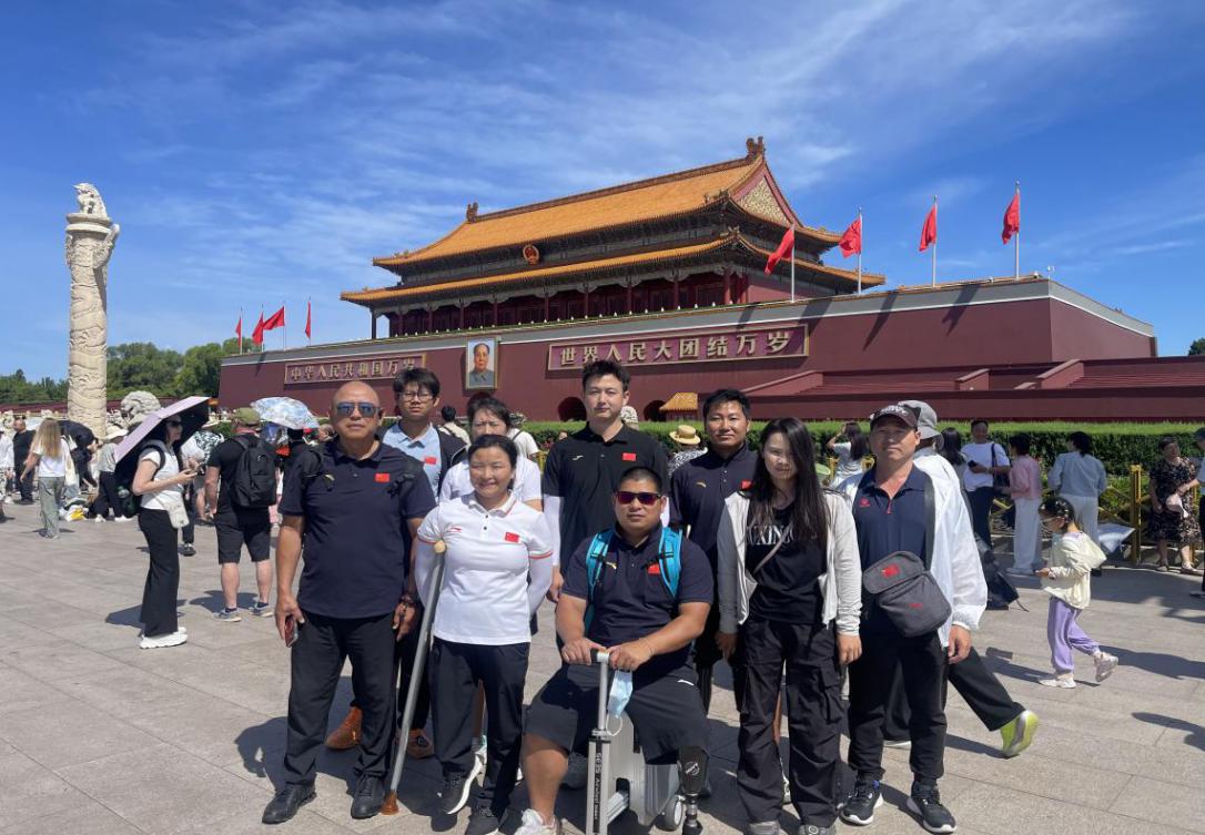 图为集训队在天安门广场合影