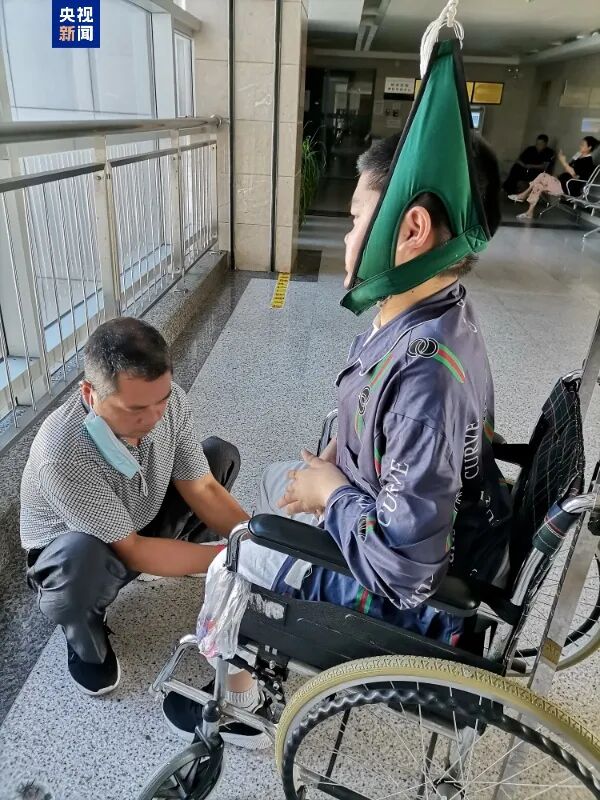 图为周俊章术后康复治疗 图为周俊章术后康复治疗