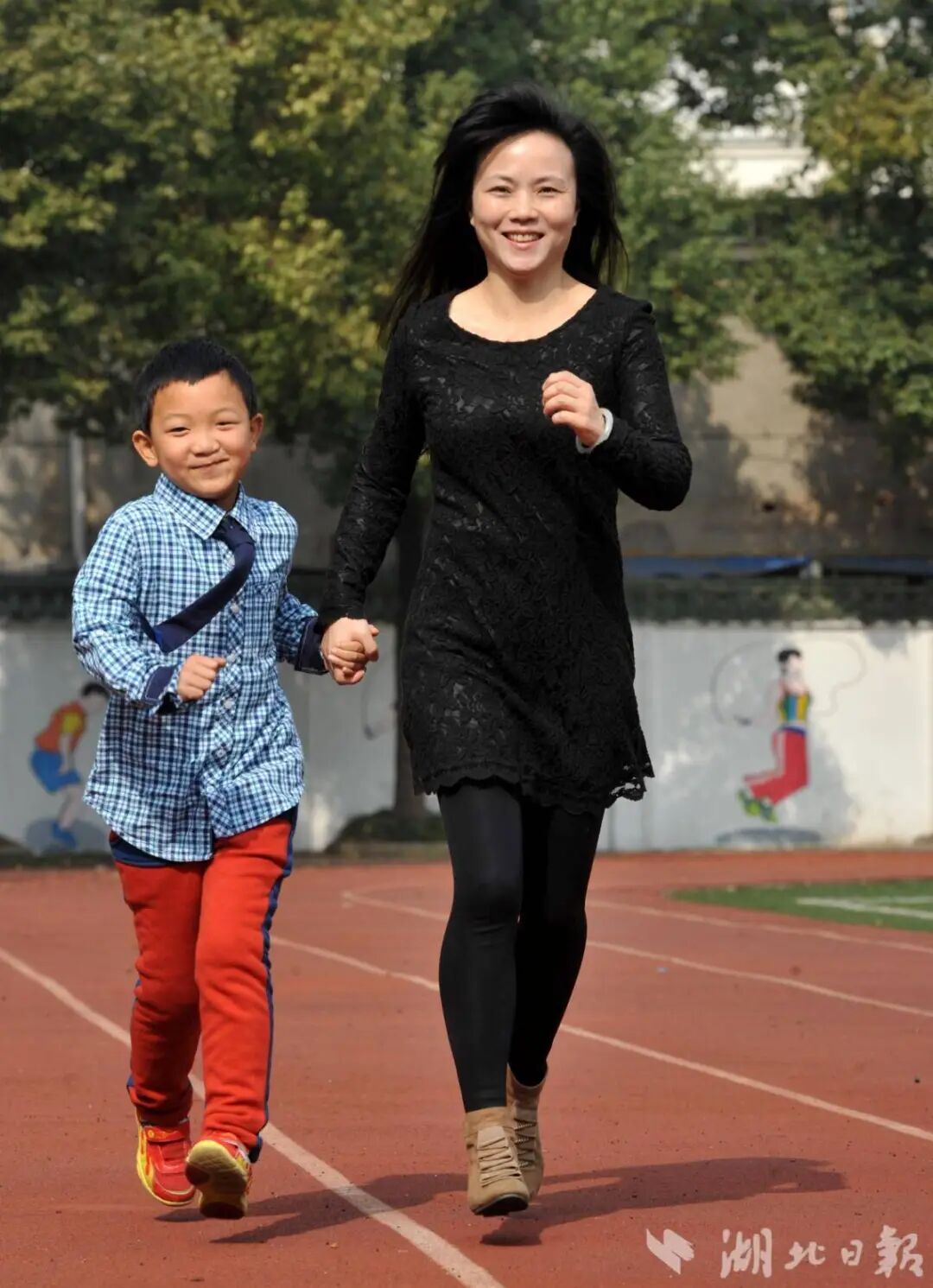 图为郭斌入校后,张龙老师带着他在学校操场锻炼身体 图为郭斌入校后,张龙老师带着他在学校操场锻炼身体