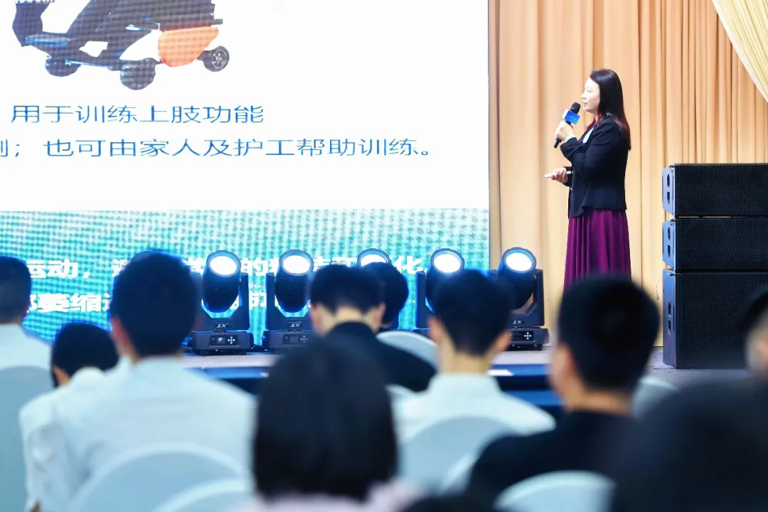 图为参会企业正在进行路演