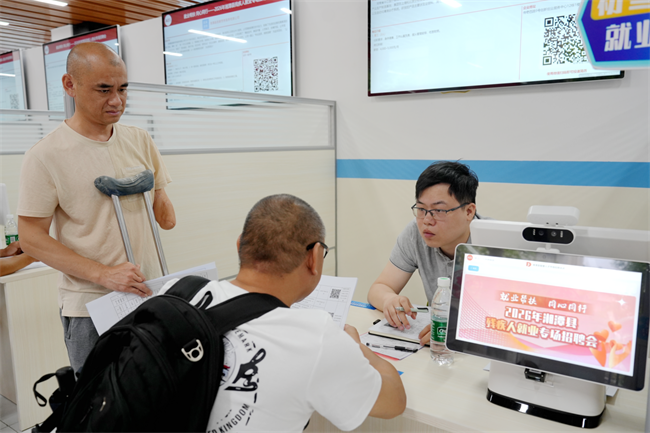 图为招聘会现场 图为招聘会现场