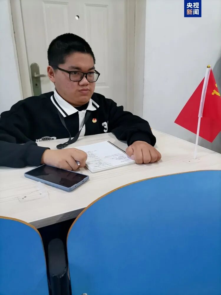 图为周俊章在上课 图为周俊章在上课