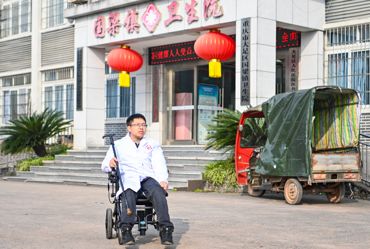 图为电动轮椅、拐杖是李秋甫出行的必备工具 图为电动轮椅、拐杖是李秋甫出行的必备工具