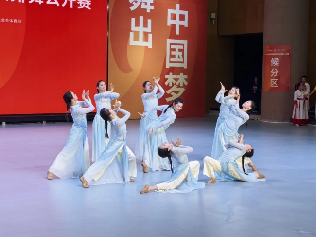 图为比赛现场 图为比赛现场