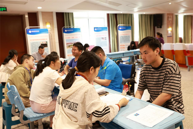 图为学生面试现场 图为学生面试现场