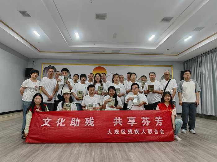 图为赠书活动 图为赠书活动