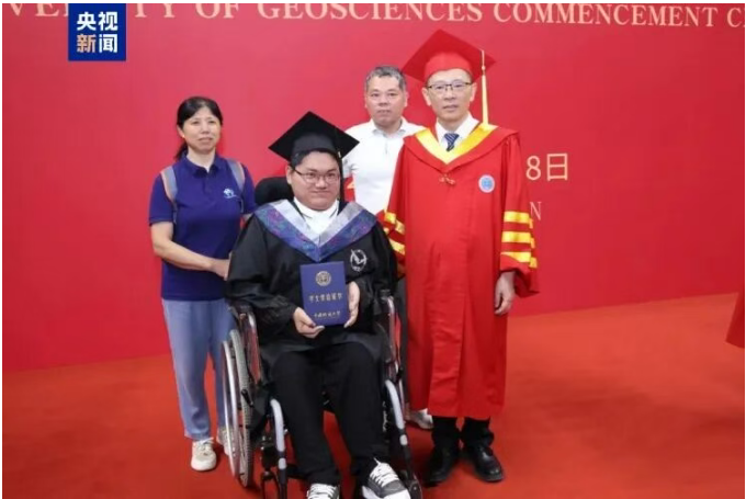 图为校长给周俊章颁发学位证书 图为校长给周俊章颁发学位证书