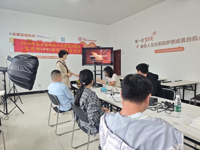 图为培训现场 图为培训现场