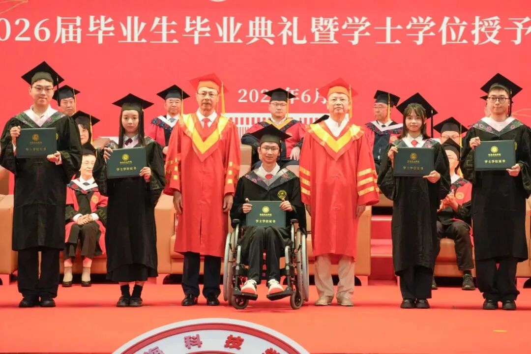 图为毕业典礼现场 图为毕业典礼现场